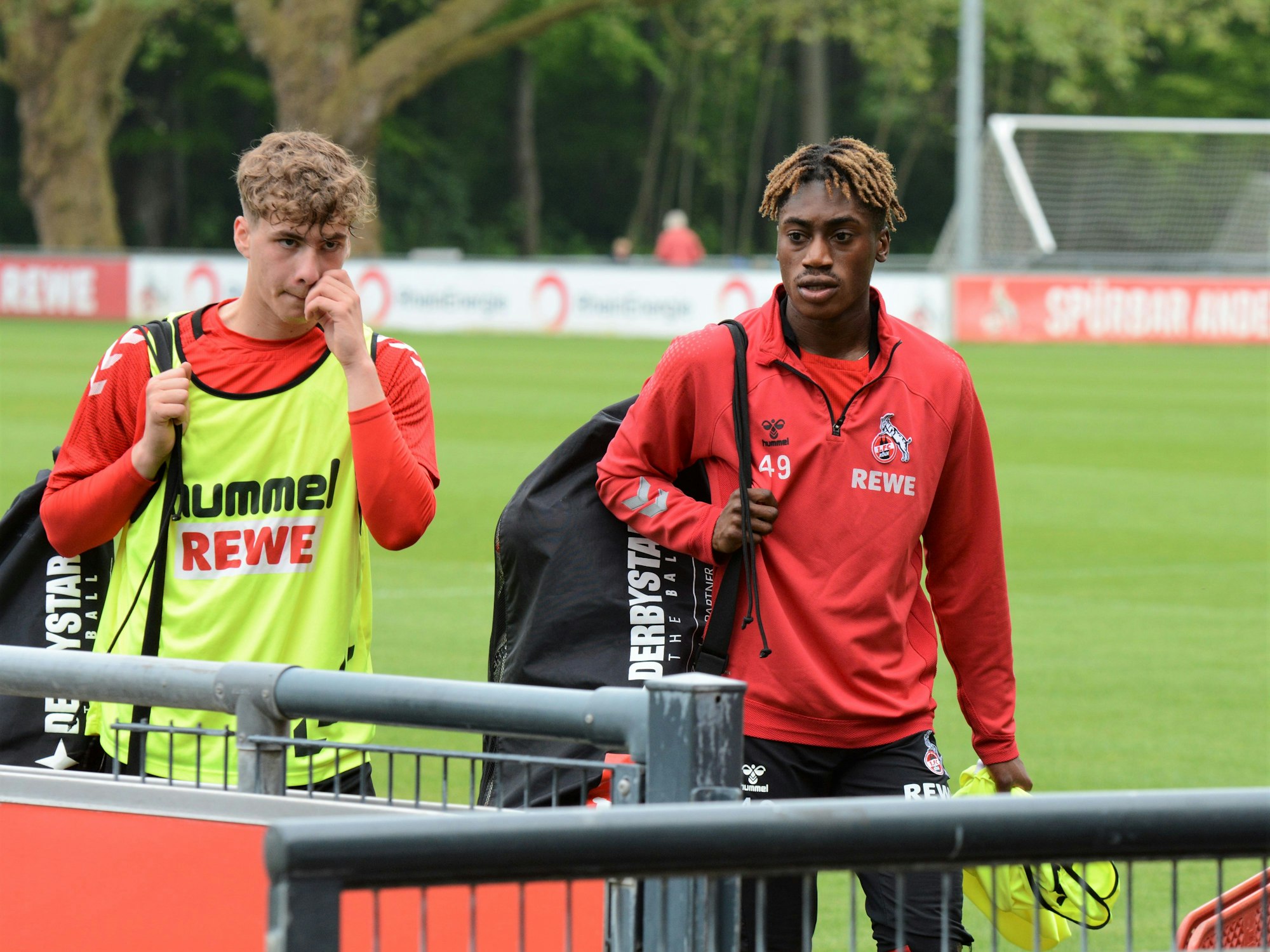 Justin Diehl und Meiko Wäschenbach verlassen den Trainingsplatz des 1. FC Köln.
