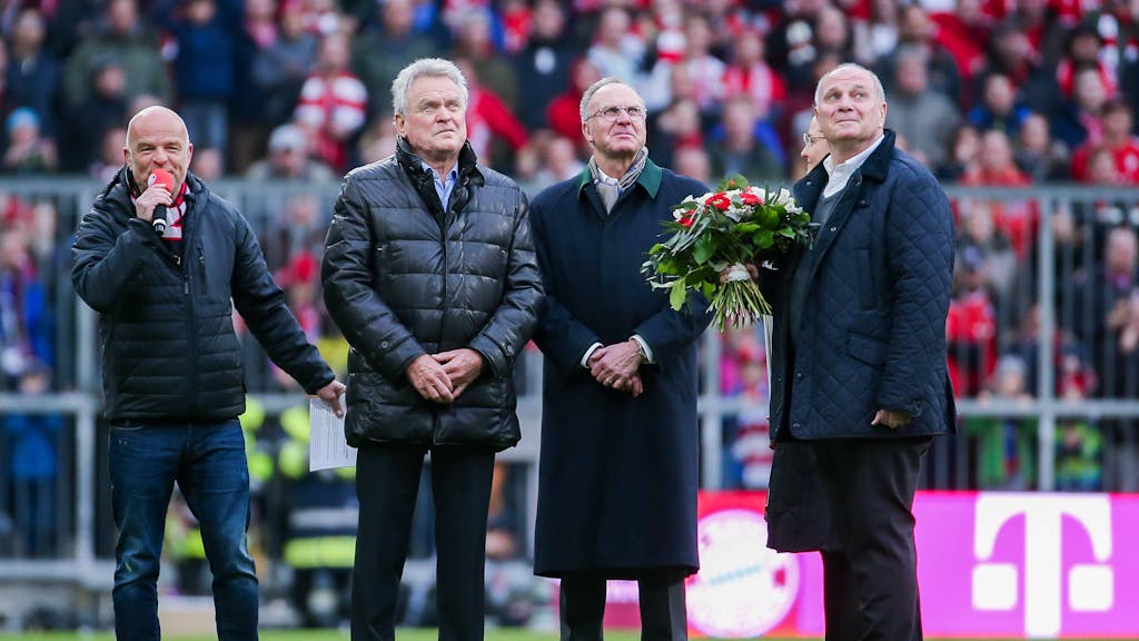 Bayern-Legende Sepp Maier (2.v.l.) bei einer Ehrung zu seinem 75. Geburtstag vor dem Bundesliga-Spiel gegen den VfL Wolfsburg am 9. März 2019.