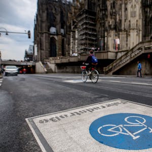 05.05.2023, Köln: Ein Radfahrer fährt auf der neu angelegten Fahrradstraße in der Trankgasse am Dom in Köln. Foto: Thilo Schmülgen