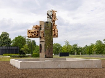 Bayer hat auf seinem Gelände in Leverkusen ein Denkmal für die Zwangsarbeiter der IG Farben errichtet.