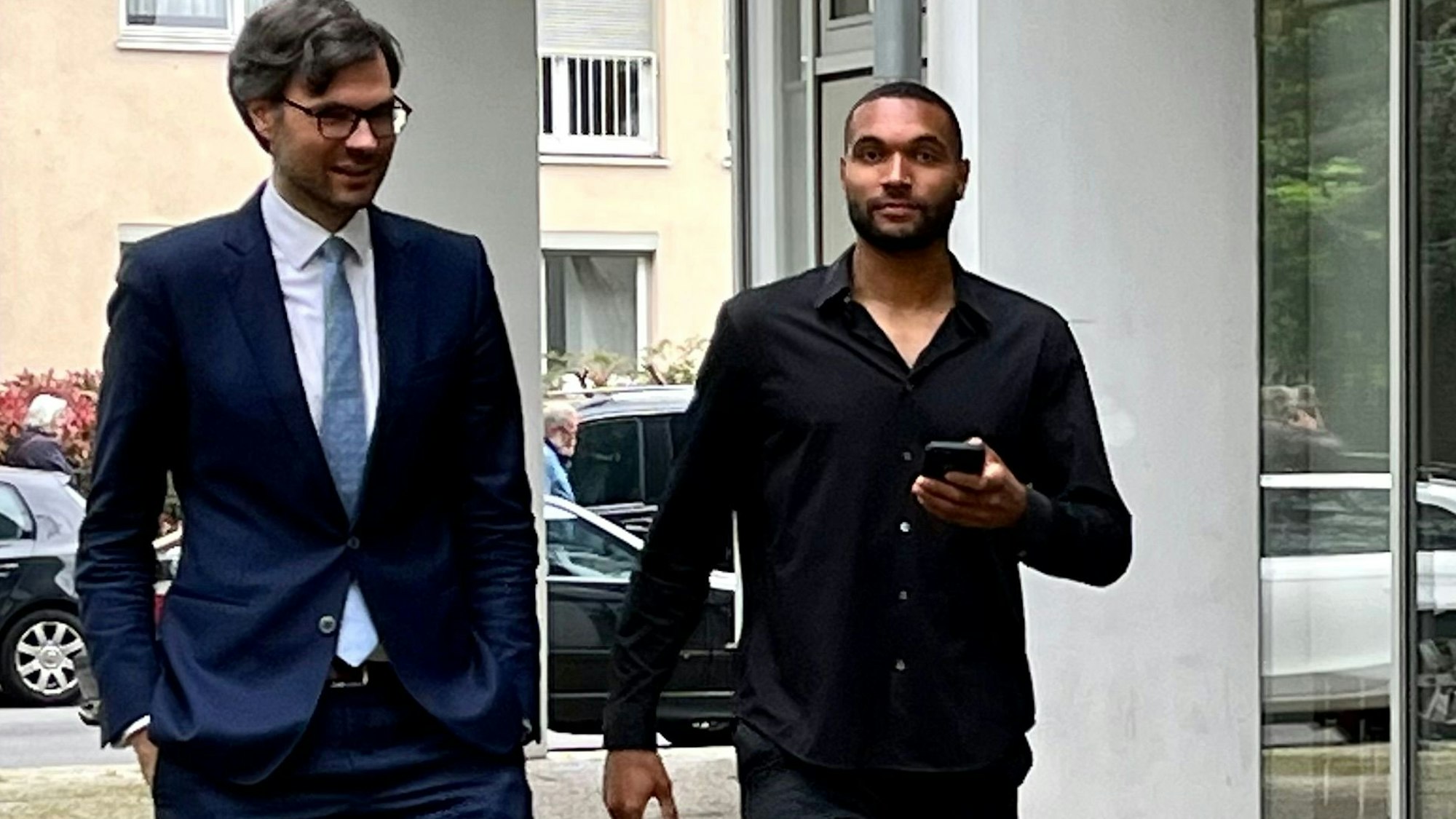 Jonathan Tah kommt mit Anwalt Udo Wackernagel am Amtsgericht Leverkusen an.