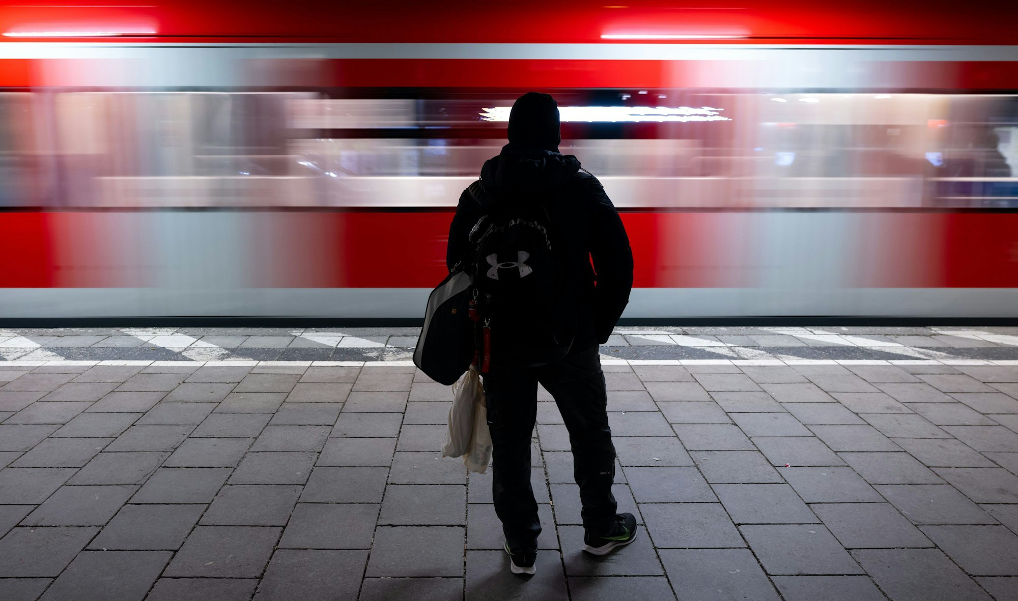 Ein Mann wartet an der Haltestelle Hackerbrücke auf eine S-Bahn.