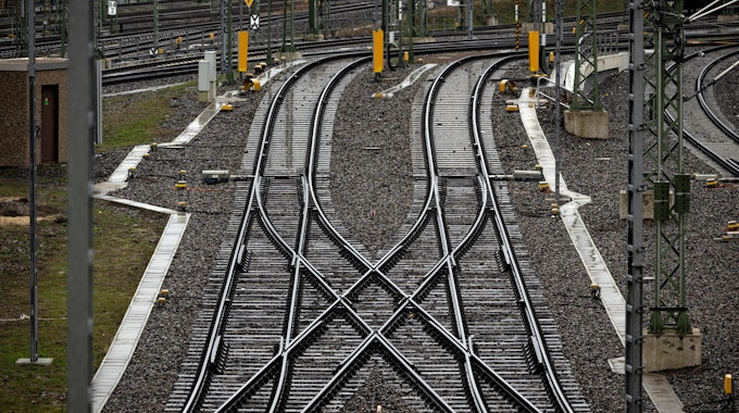 Leere Gleise sind am Bahnknoten in Halle/Saale zu sehen.