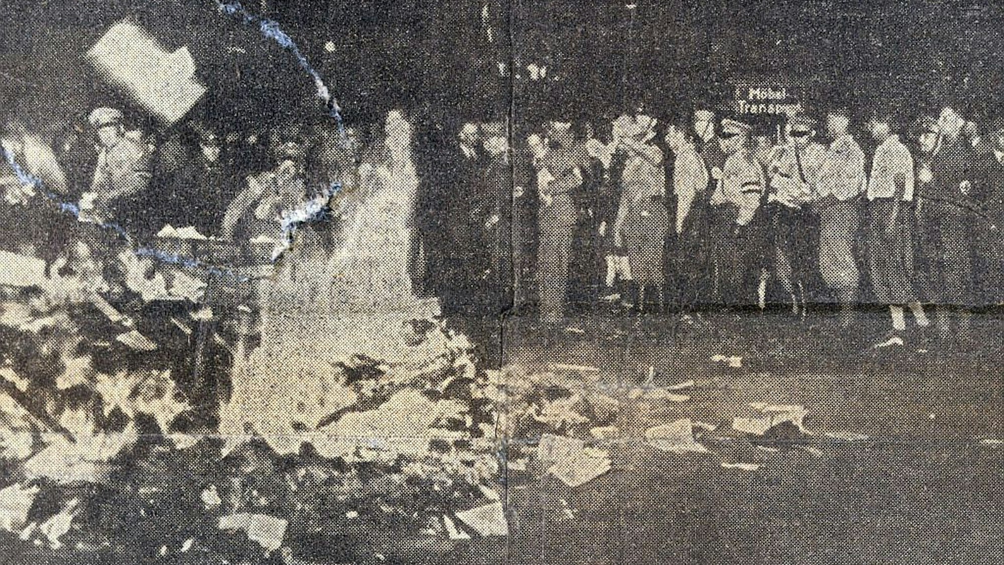 Auf dem schwarz-weiß-Foto ist ein brennender Scheiterhaufen zu sehen, zu seinen Füßen liegen ein paar unverberbrannte Bücher. Im Hintergrund einige Menschen, darunter auch einige in Uniform.