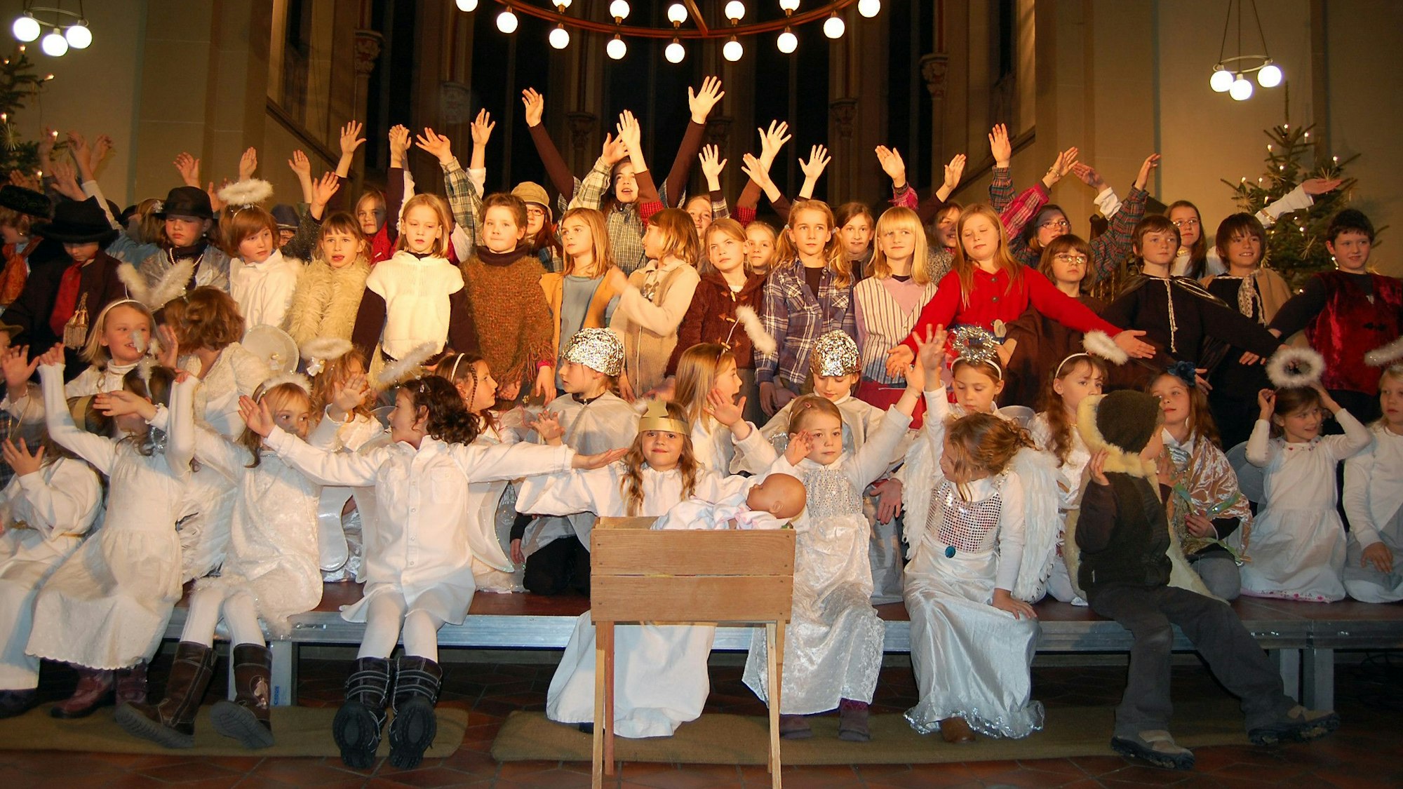 Kinder der Chorschule Leichlingen bei einem Krippenspiel in der Pfarrkirche St. Johannes Baptist