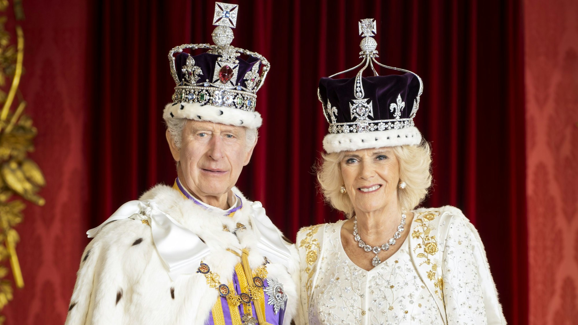 König Charles III.  und Königin Camilla im Thronsaal des Buckingham Palace