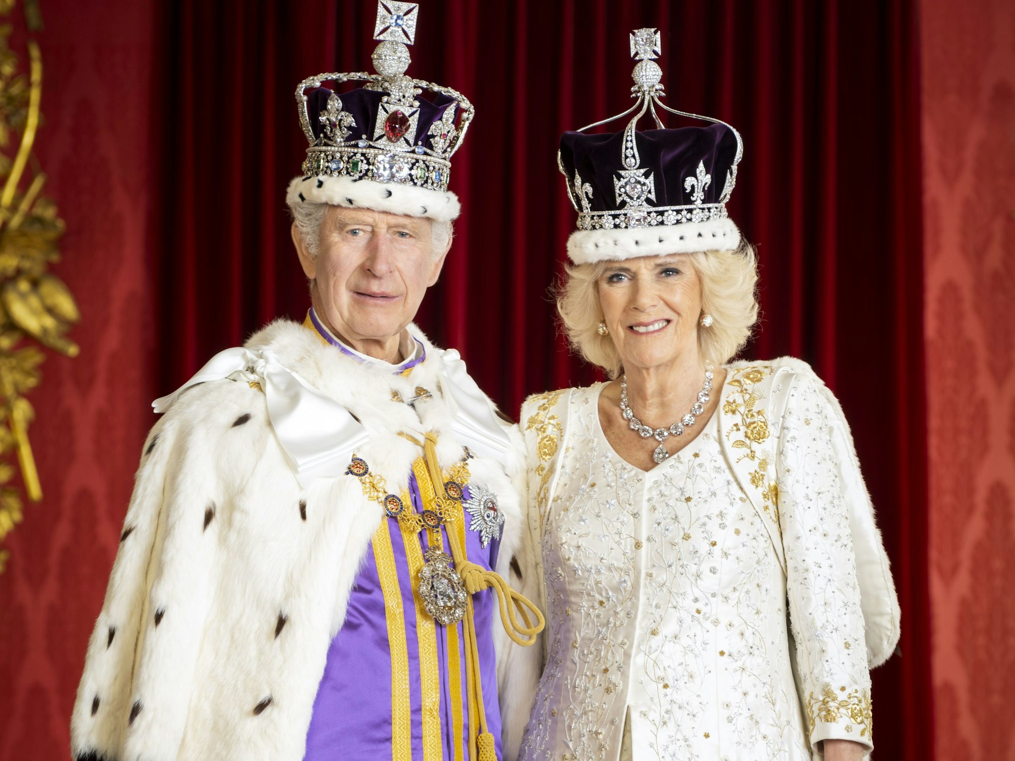 Das am 08.05.2023 vom Royal Household 2023 herausgegebene Handout zeigt König Charles III. und Königin Camilla im Thronsaal des Buckingham Palace, beide tragen ihre Kronen.