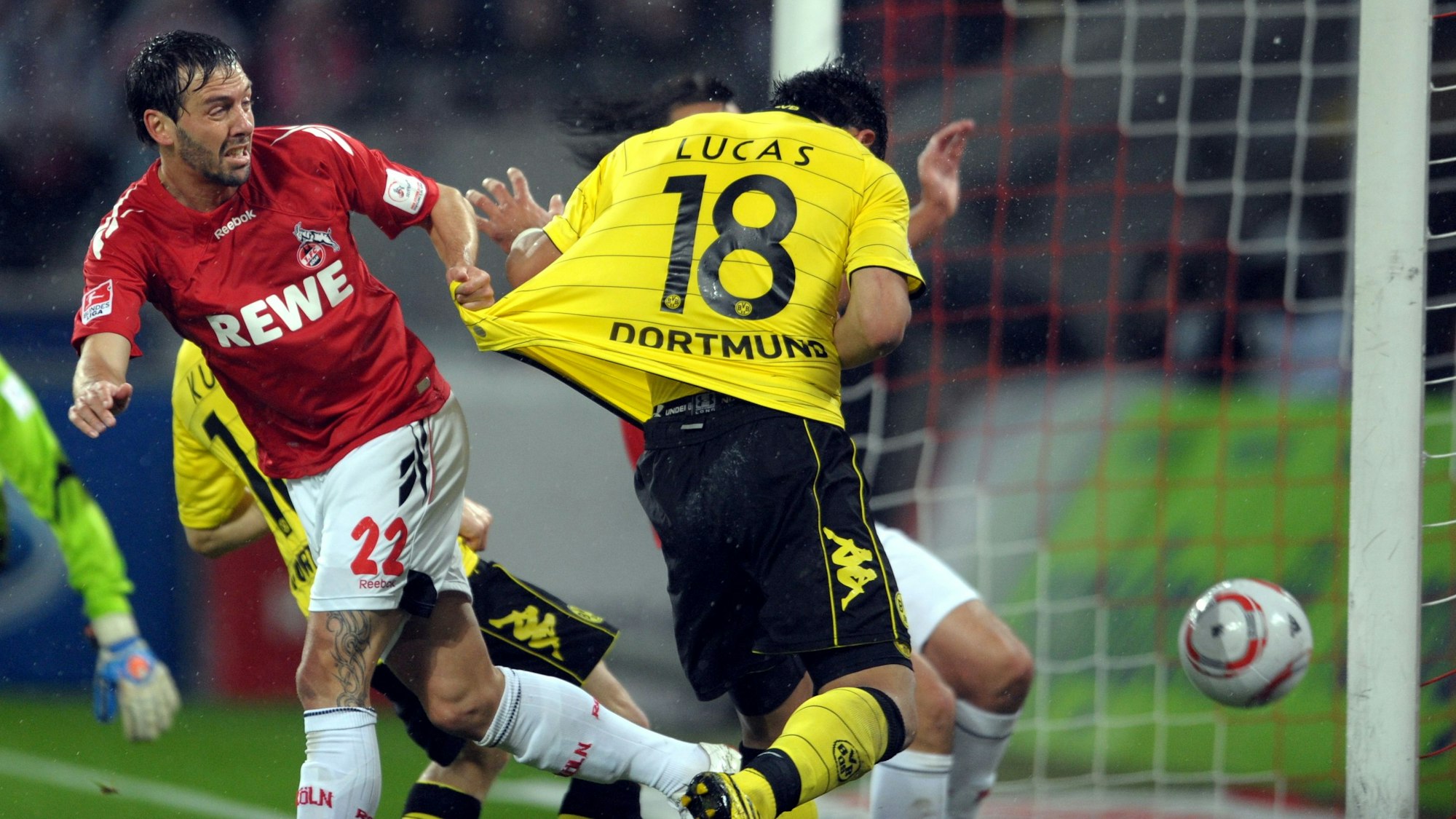 Kölns Fabrice Ehret und der Dortmunder Lucas Barrios versuchen den Ball zu spielen.