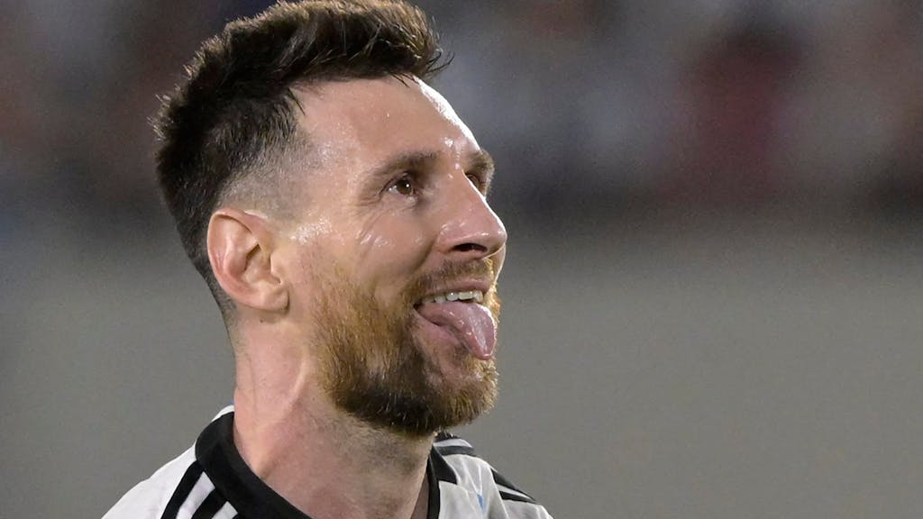Lionel Messi streckt die Zunge raus.