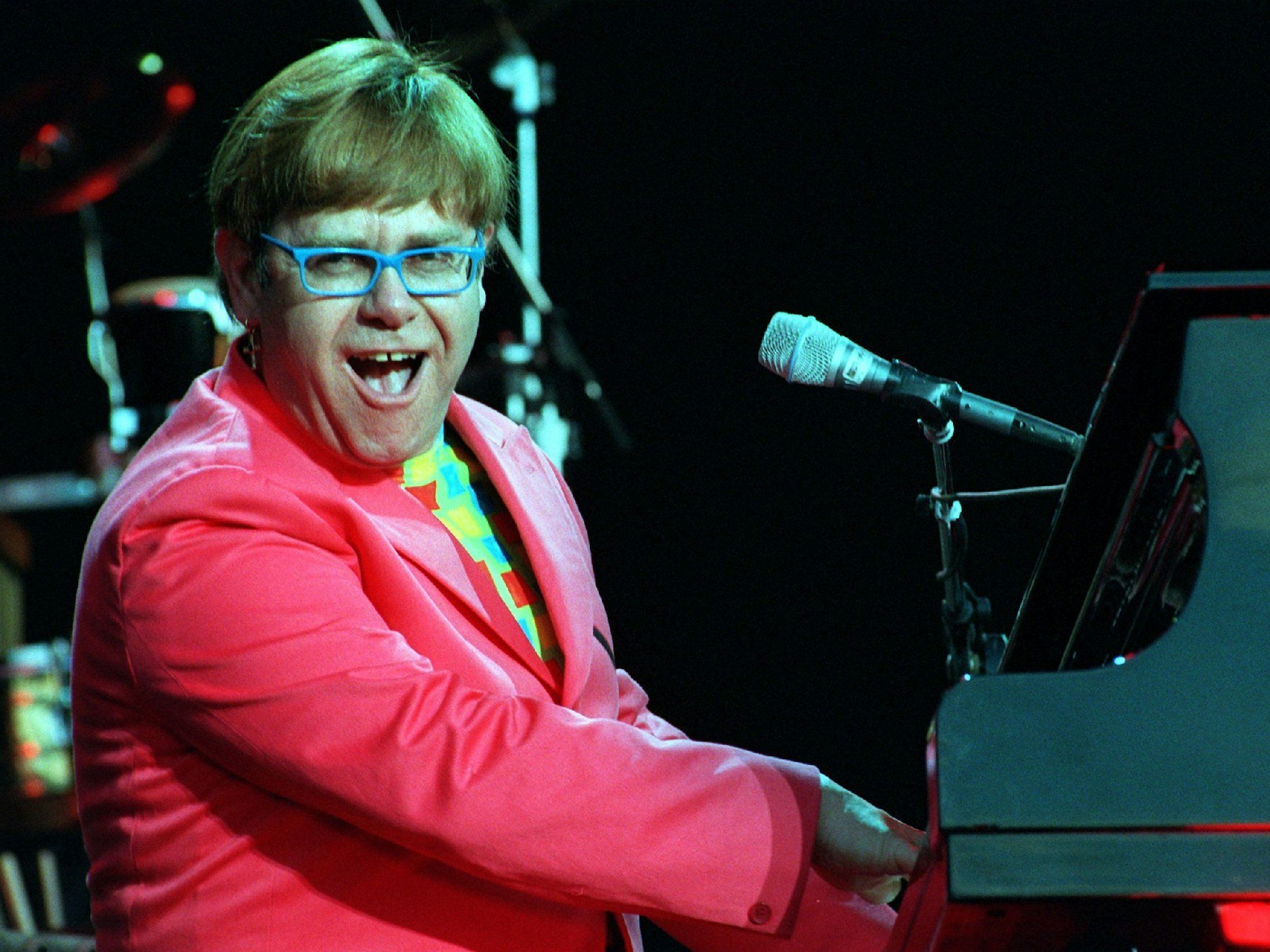 Elton John sitzt bei einem Konzert am Klavier