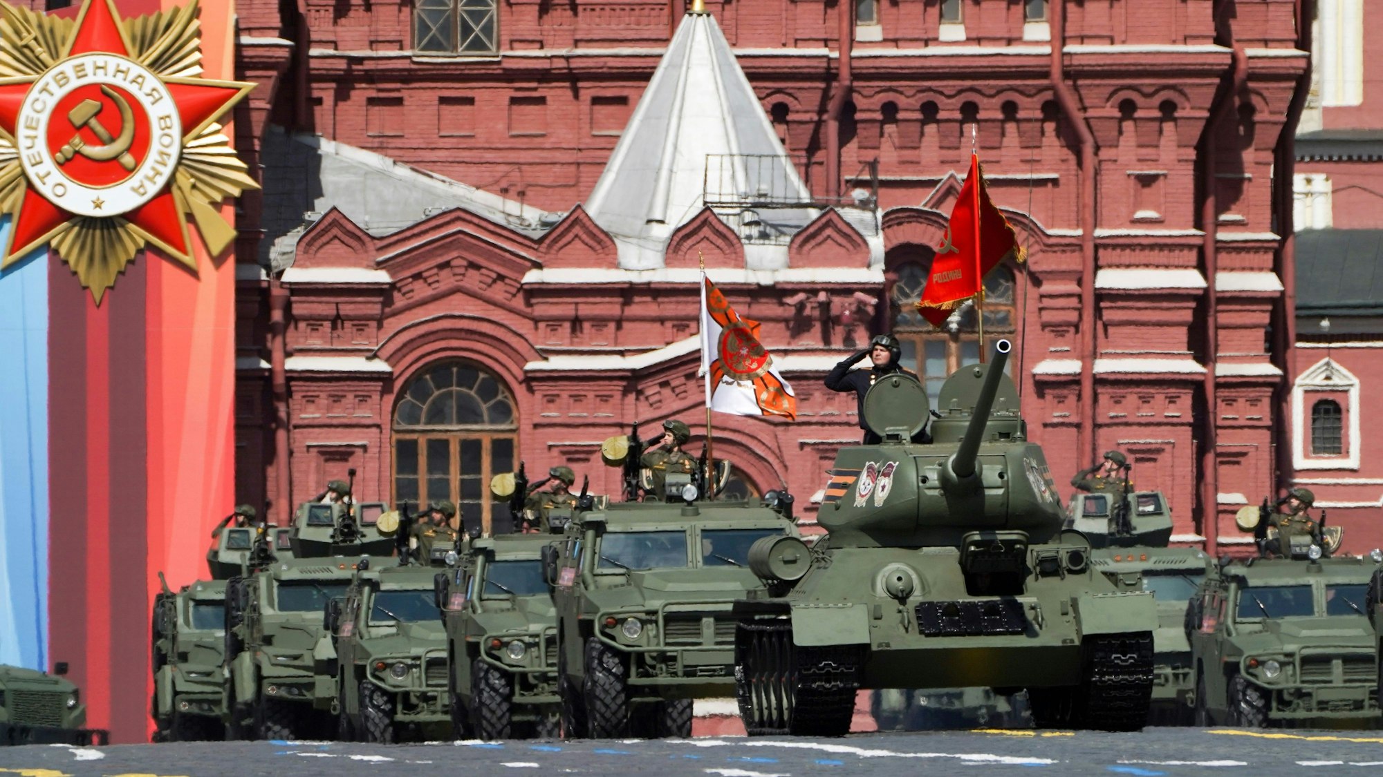 Der legendäre sowjetische Panzer T-34 führt die Kolonne russischer Panzerfahrzeuge auf dem Roten Platz während der Militärparade zum Tag des Sieges, mit der der 78. Jahrestag des Endes des Zweiten Weltkriegs begangen wird, an.