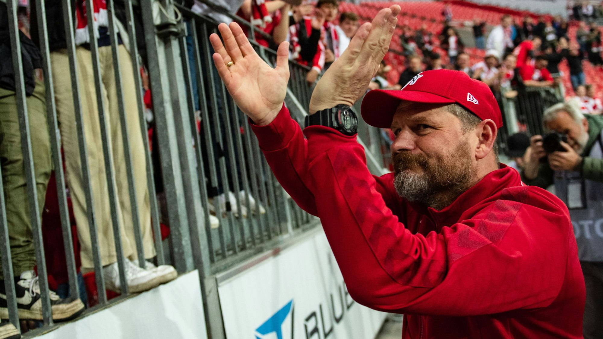 Kölns Trainer Steffen Baumgart feiert mit den FC-Fans den 2:1-Sieg in Leverkusen.