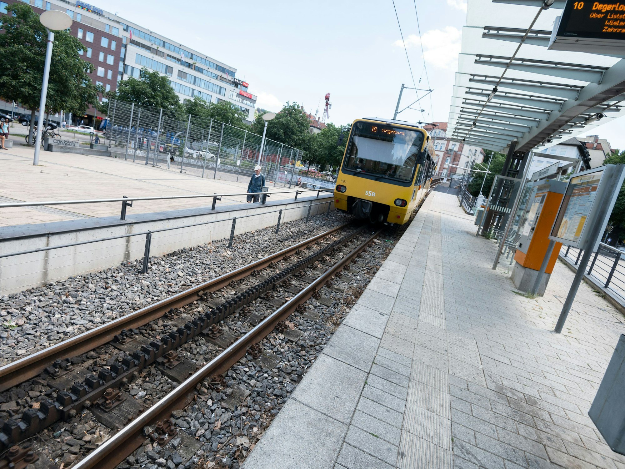 Die Zahnradbahn fährt in die Haltestelle Marienplatz in Stuttgart ein, hier im Juli 2020.