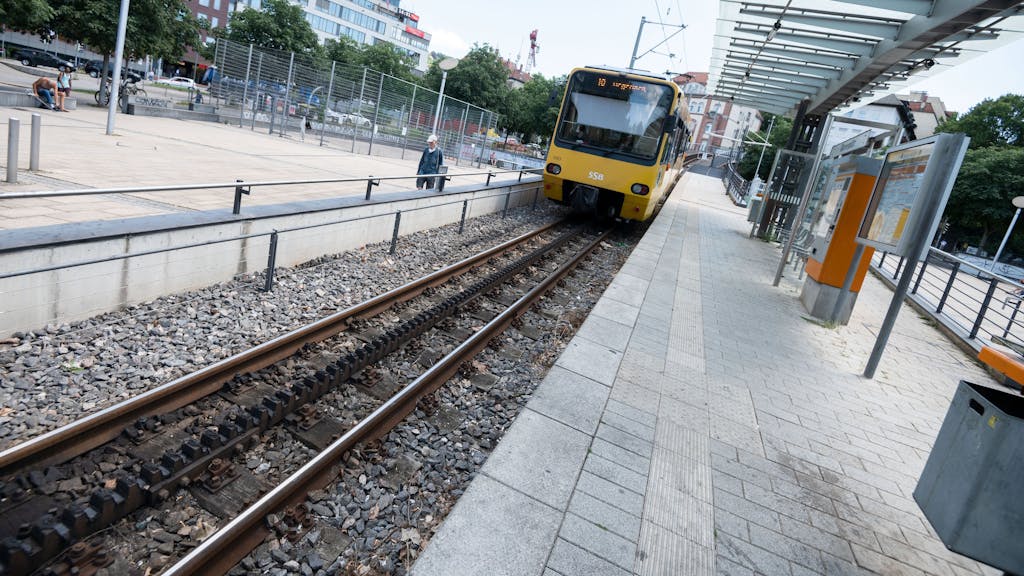 Die Zahnradbahn fährt in die Haltestelle Marienplatz in Stuttgart ein, hier im Juli 2020.