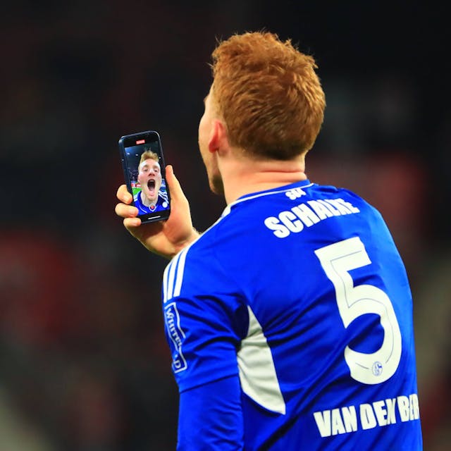 Sepp van den Berg jubelt mit dem Handy nach einem Sieg gegen den FSV Mainz 05.