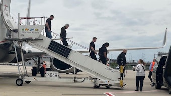Roger Waters und Crew verlassen das Flugzeug am Flughafen Köln/Bonn