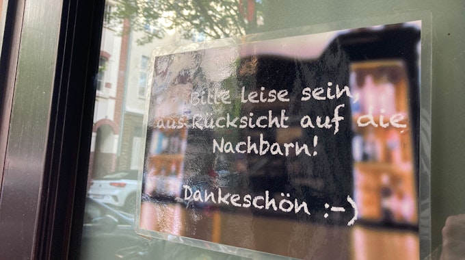  Bitte an Gäste am Eingang zum Lokal Schulz in Neuehrenfeld. Foto: Rösgen