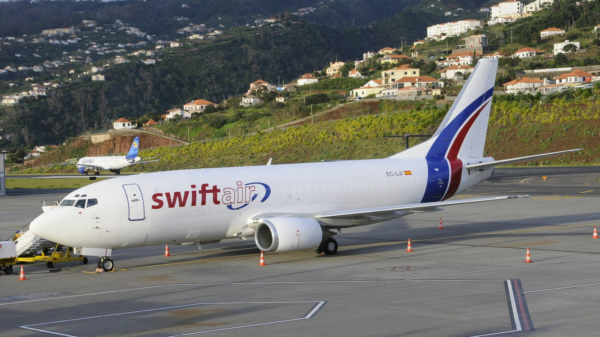 Eine Boeing 737 der spanischen Fluggesellschaft „Swiftair“ auf der portugiesischen Insel Madeira. (Symbolbild)