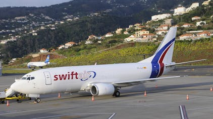Eine Boeing 737 der spanischen Fluggesellschaft „Swiftair“ auf der portugiesischen Insel Madeira. (Symbolbild)