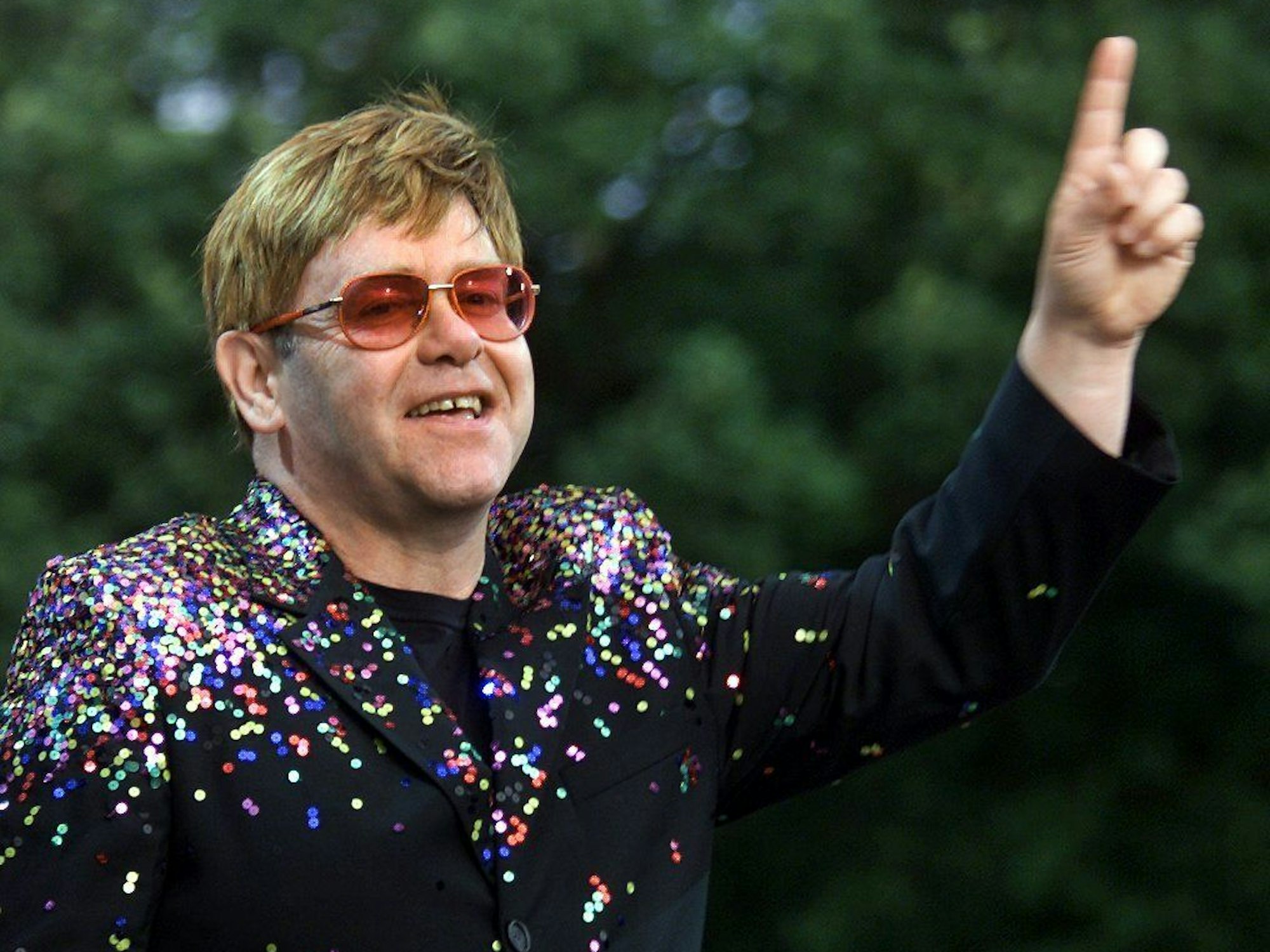 Popstar Elton John begrüßt das Publikum