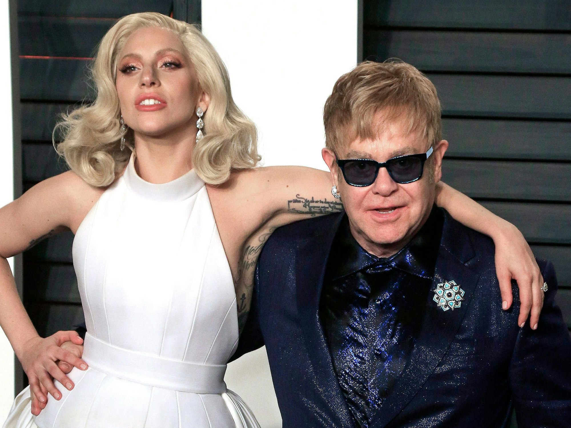 Lady Gaga und Elton John haben sich im Arm