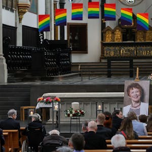 Bei der Trauerfeier für die Schauspielerin Lotti Krekel in der Kirche St. Severin ist ein Bild von ihr zu sehen.