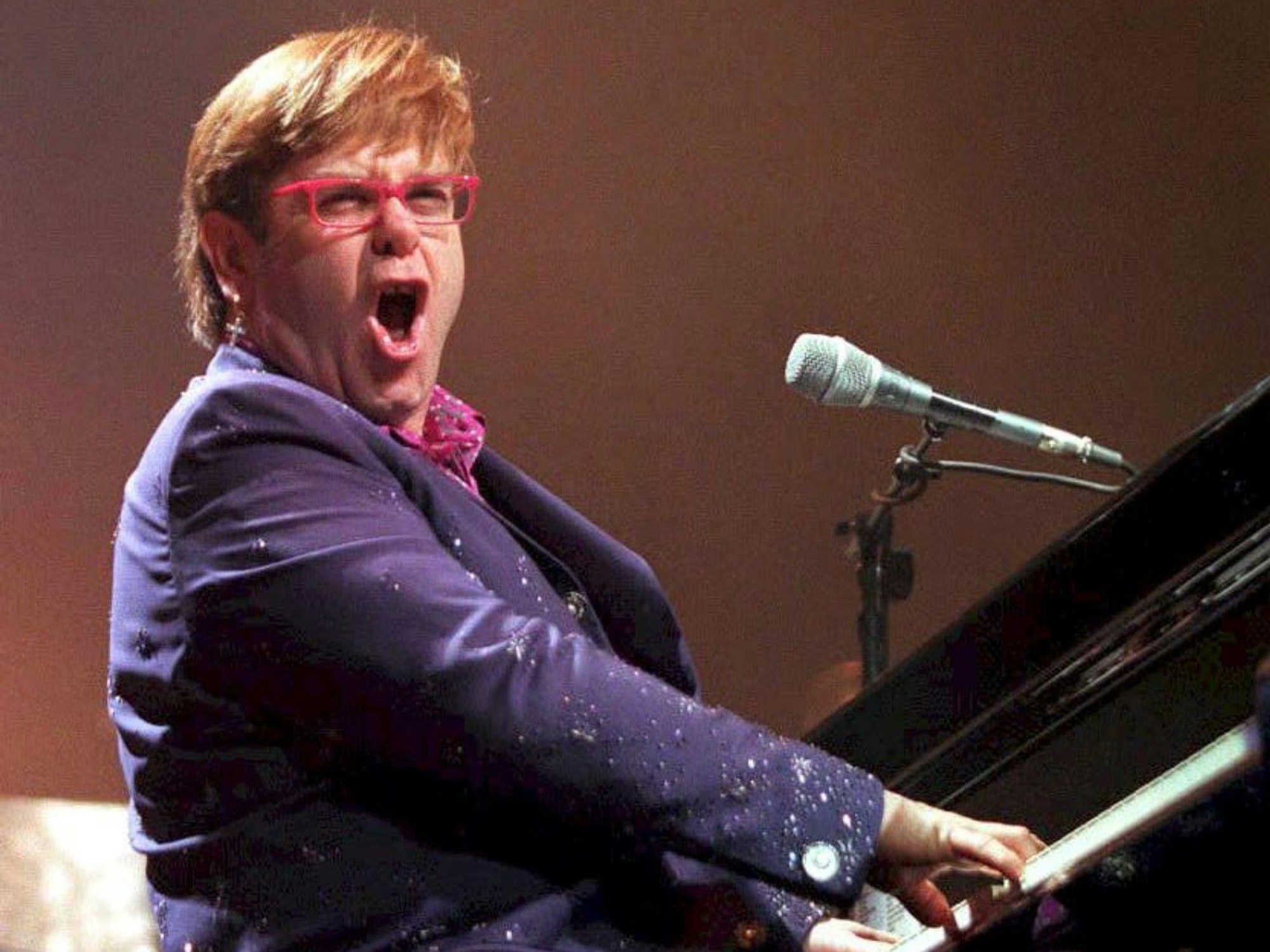 Elton John singt inbrünstig bei einem seiner Konzerte