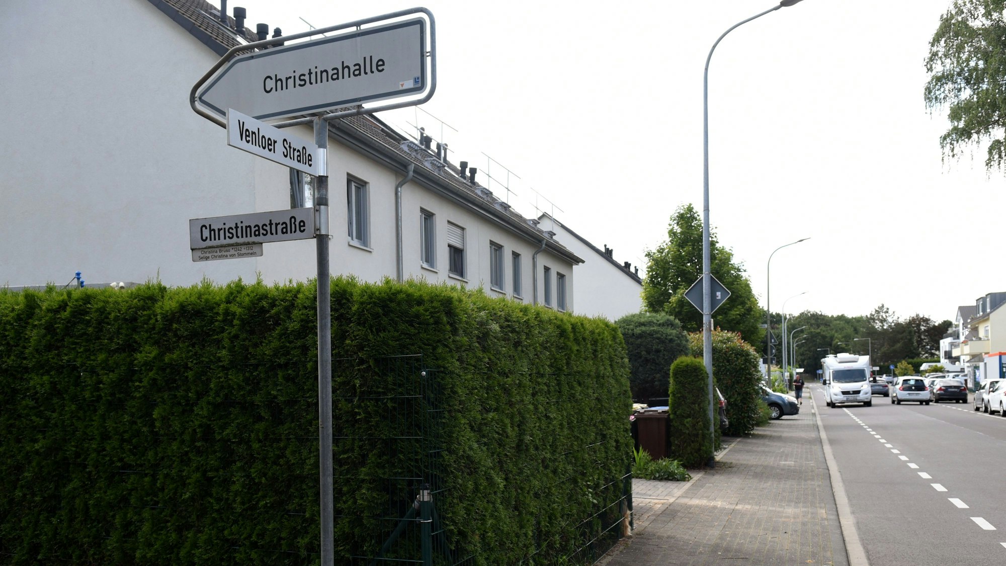 Ein Schild weist den Weg zur Christinahalle in Pulheim.