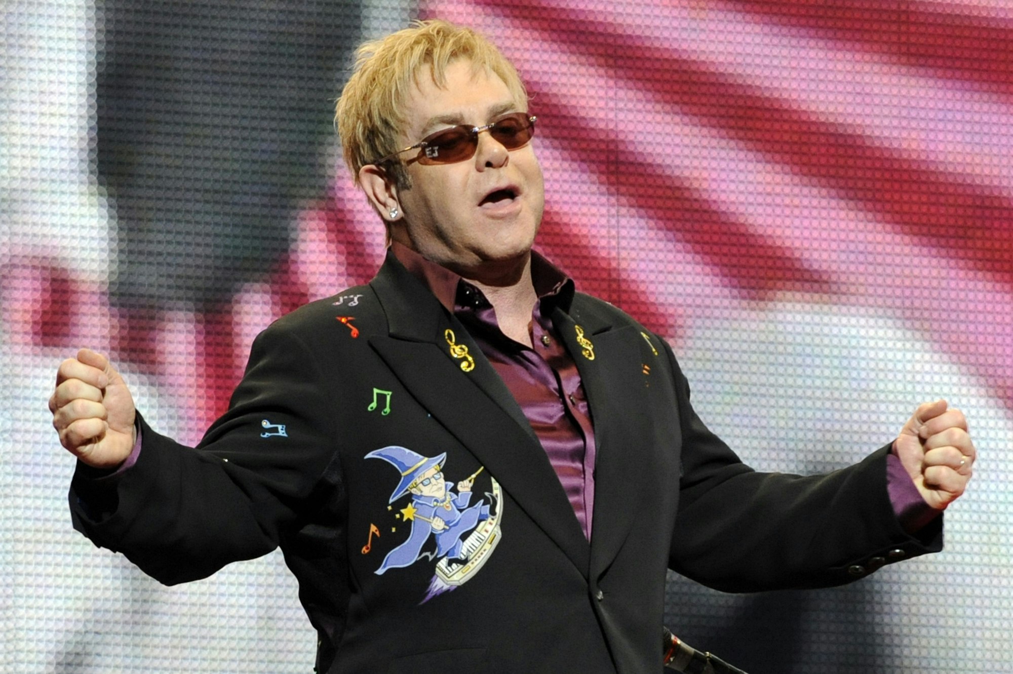 Sänger Elton John hat bei einem Auftritt die Arme ausgebreitet