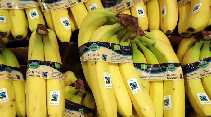 Bio-Bananen werden in einem Supermarkt angeboten.