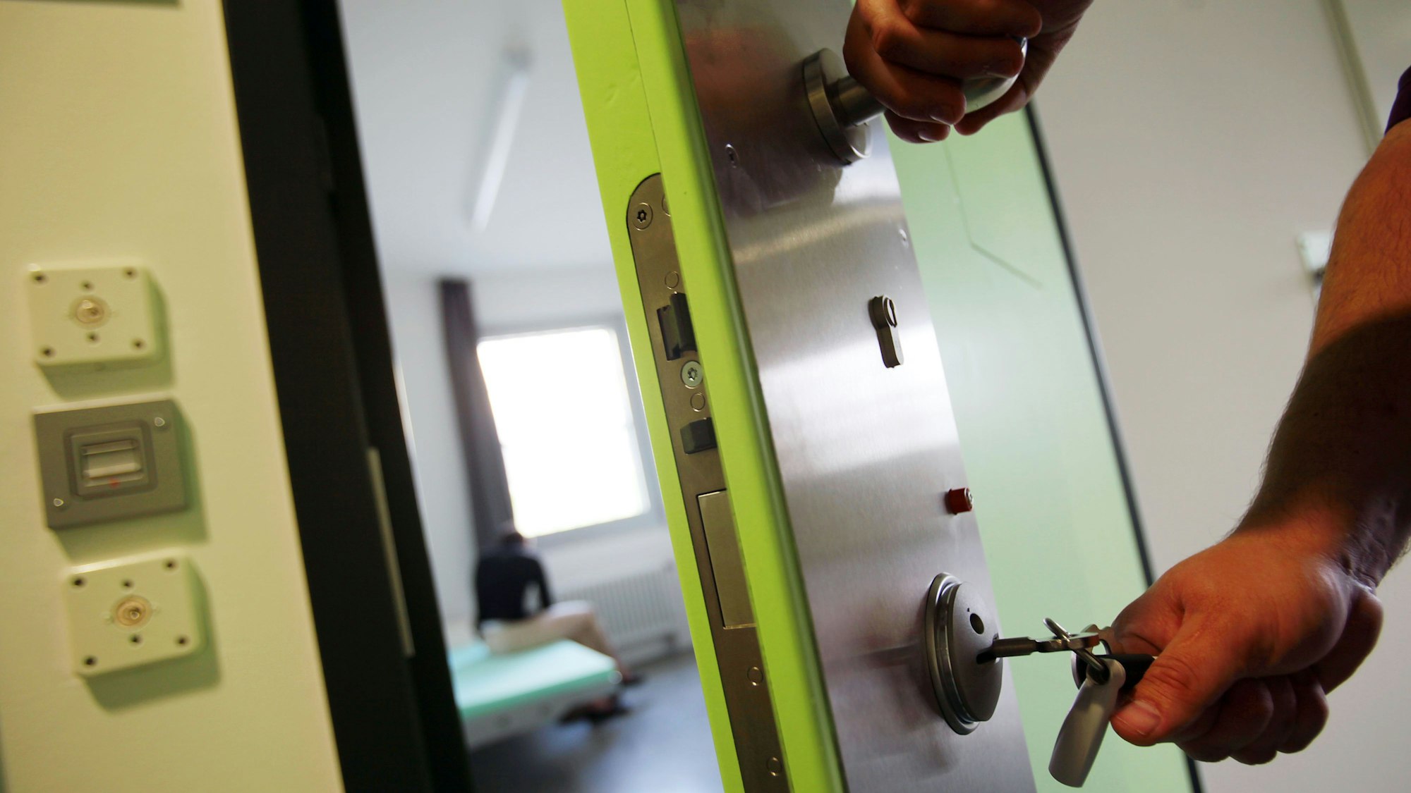 Ein Justizbeamter öffnet eine Zelle in der Justizvollzugsanstalt Wuppertal-Ronsdorf. (Symbolbild)
