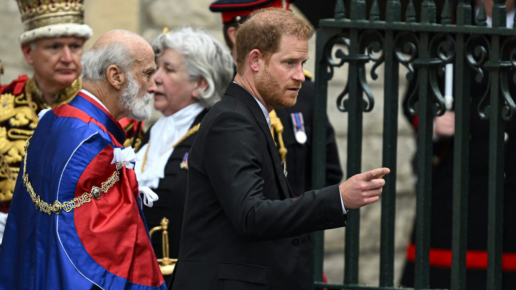 Der britische Prinz Harry verlässt nach der Krönungszeremonie von König Charles III. und Königin Camilla im Zentrum von London das Haus.