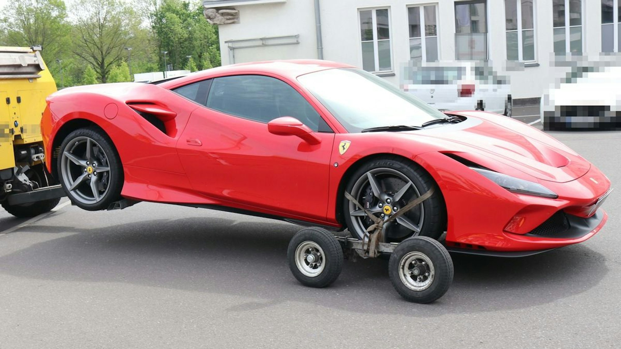 Mehrere Fahrzeuge, darunter auch ein roter Ferrari, wurden von der Polizei beschlagnahmt.
