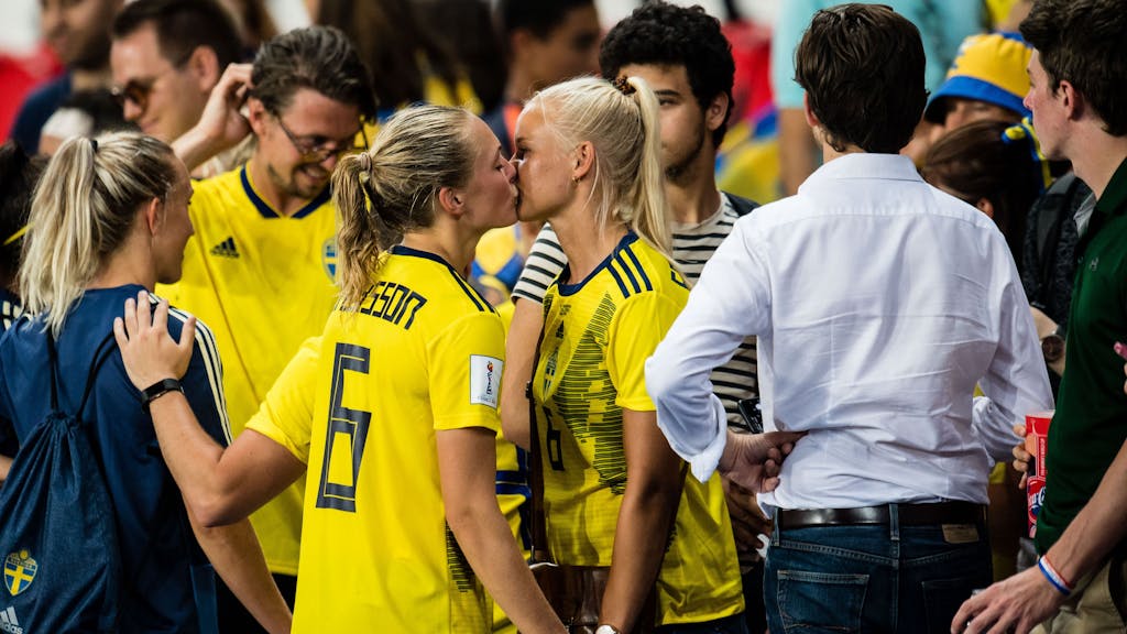 Fußballerinnen Magdalena Eriksson und Freundin Pernille Harder küssen sich.