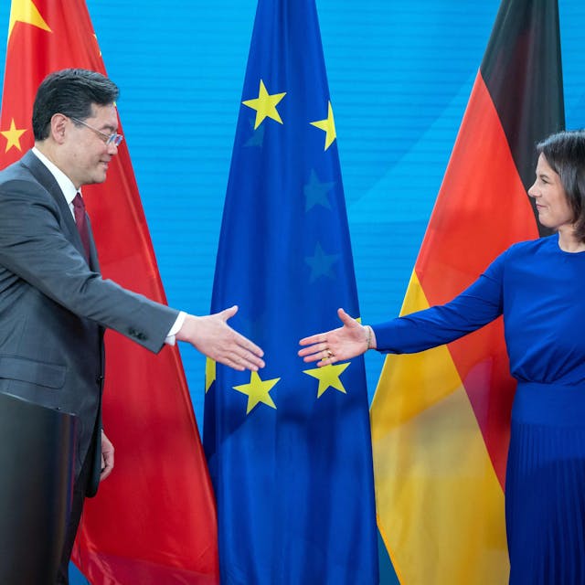 Chinas Außenminister und Annalena Baerbock.
