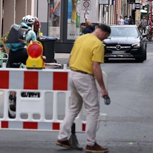 In der autofreie Zone an der Deutzer Freiheit in Köln sieht man Fußgänger und Fahrradfahrer.