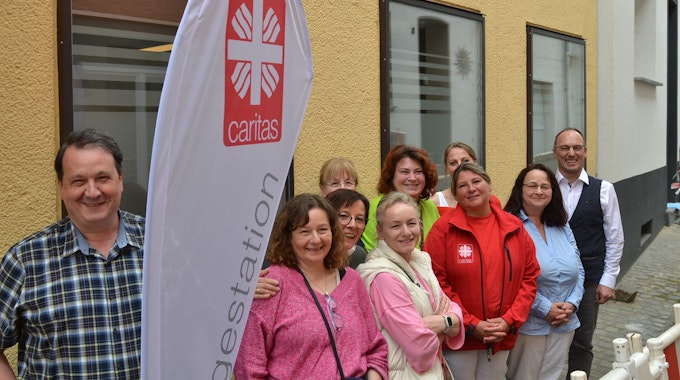 Guido Olzem (rechts) und sein Team freuen sich über die neuen Büroräume für die Caritas Pflegestation in Bad Münstereifel.