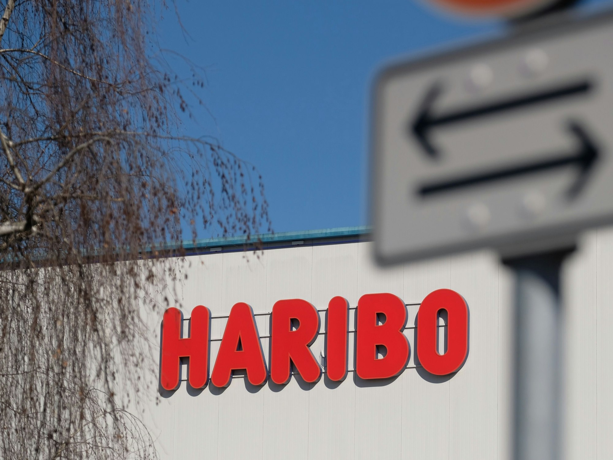 Der Schriftzug Haribo an der Fassade einer Fabrik des Unternehmens, hier im März 2021 in Wilkau-Haßlau.