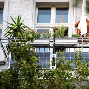 Eine Photovoltaik-Anlage ist an einem Balkon angebracht.
