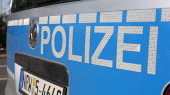 Rückseite eines Polizeiautos mit der Aufschrift „Polizei“.