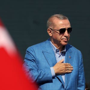 Der türkische Präsident Recep Tayyip Erdogan gestikuliert bei einer politischen Kundgebung am Atatürk-Flughafen in Istanbul.&nbsp;