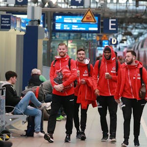 Marco Höger (v.r.), Tony Modeste, Jonas Hector und Timo Horn warten im Dezember 2019 am Kölner Hauptbahnhof auf die Abfahrt des ICE zum Auswärtsspiel nach Frankfurt.