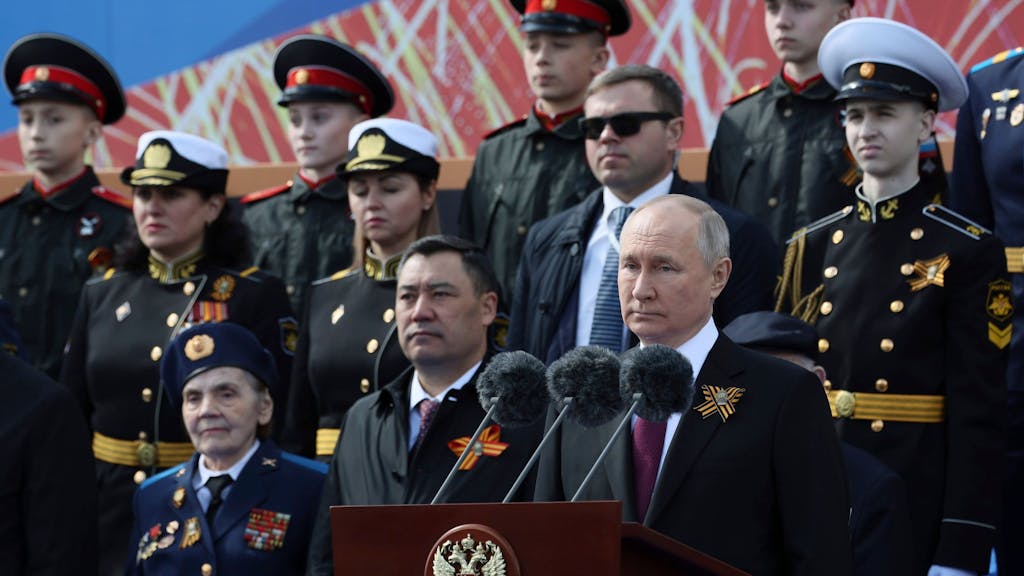 Der russische Präsident Wladimir Putin hält eine Rede während der Militärparade am Tag des Sieges anlässlich des 78. Jahrestages des Endes des Zweiten Weltkrieges auf dem Roten Platz in Moskau.
