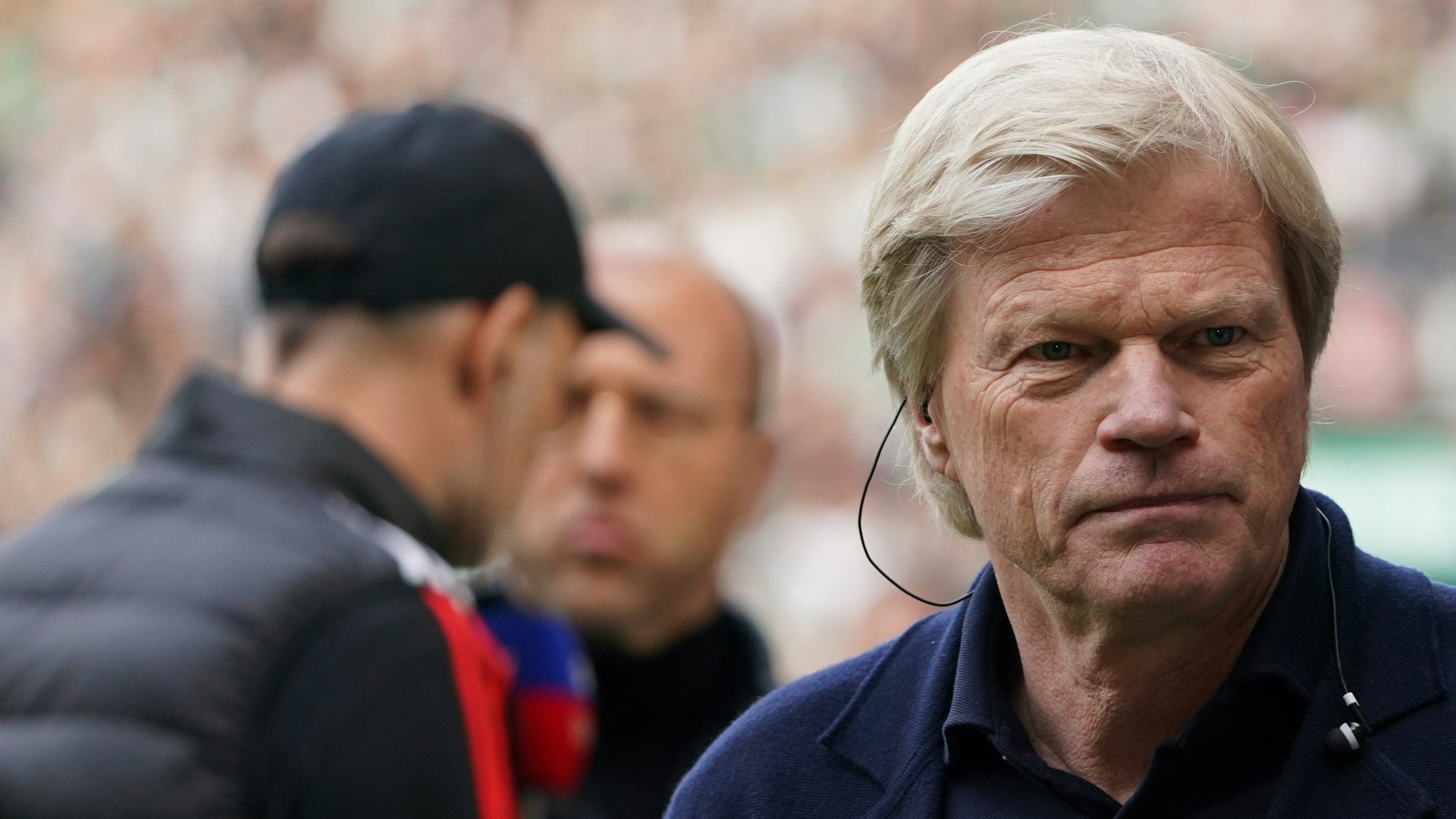 Bayerns Vorstandsvorsitzender Oliver Kahn (r.) steht vor Spielbeginn unweit von Bayerns Trainer Thomas Tuchel im Interview mit "Sky Sport".