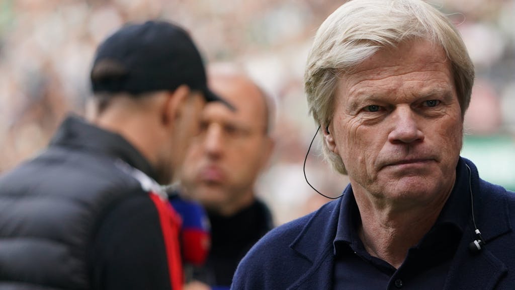 Bayerns Vorstandsvorsitzender Oliver Kahn (r.) steht vor Spielbeginn unweit von Bayerns Trainer Thomas Tuchel im Interview mit "Sky Sport".&nbsp;