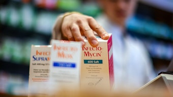 Ein Mitarbeiter einer Apotheke greift nach einer Packung Antibiotikasaft «Infectomycin» für Kinder.