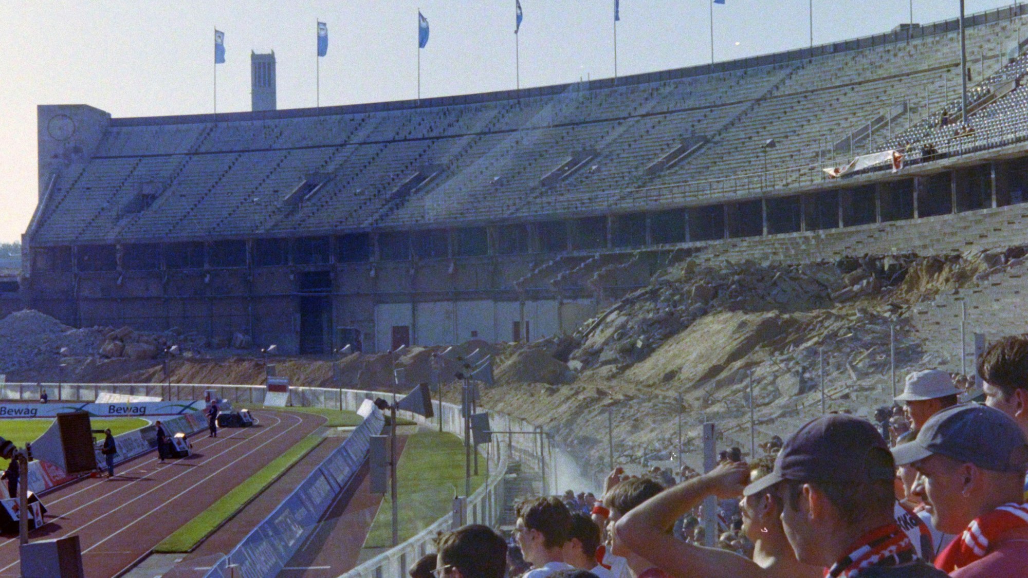 Ein Teil des Unterrangs des Berliner Olympiastadions ist im Rahmen der Modernisierungsarbeiten abgerissen worden.