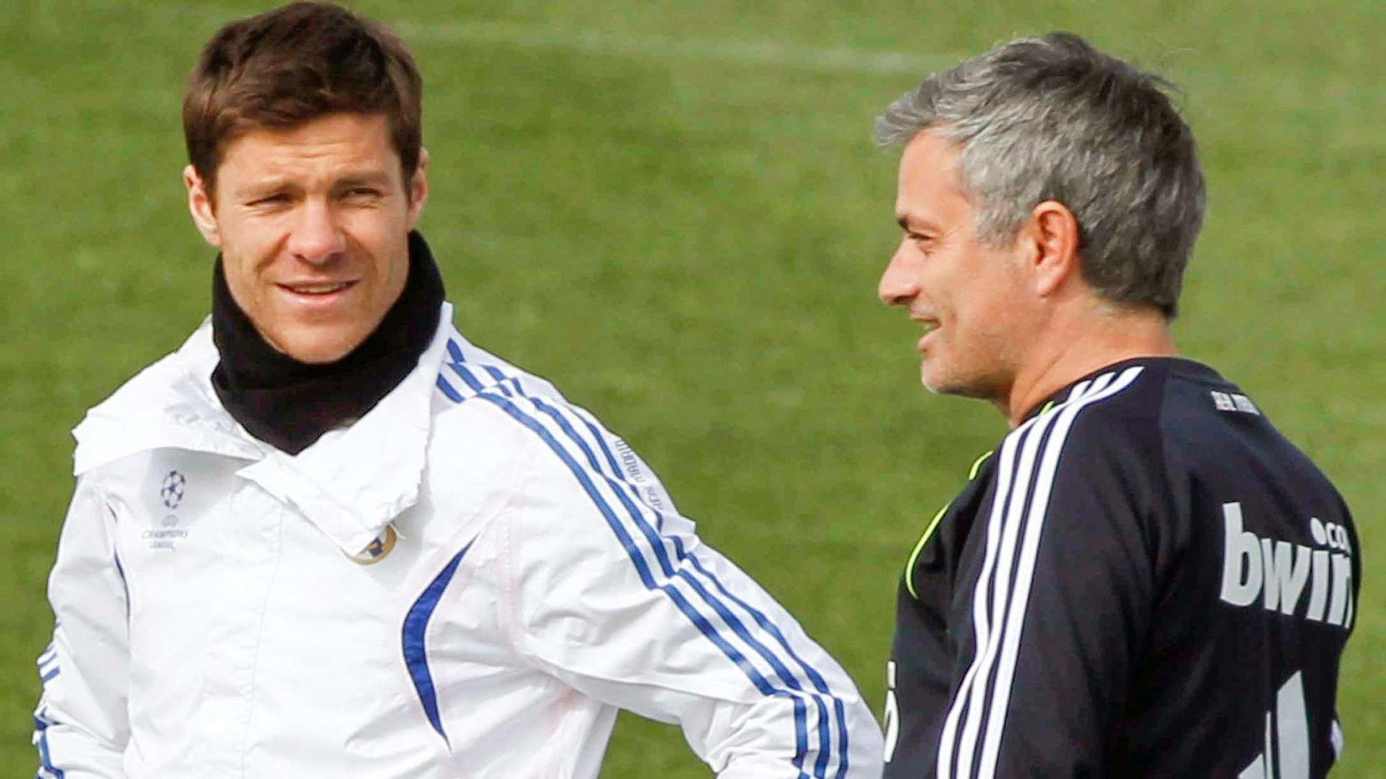 Real Madrids damaliger Trainer Jose Mourinho (r) spricht mit seinem damaligen Spieler Xabi Alonso.