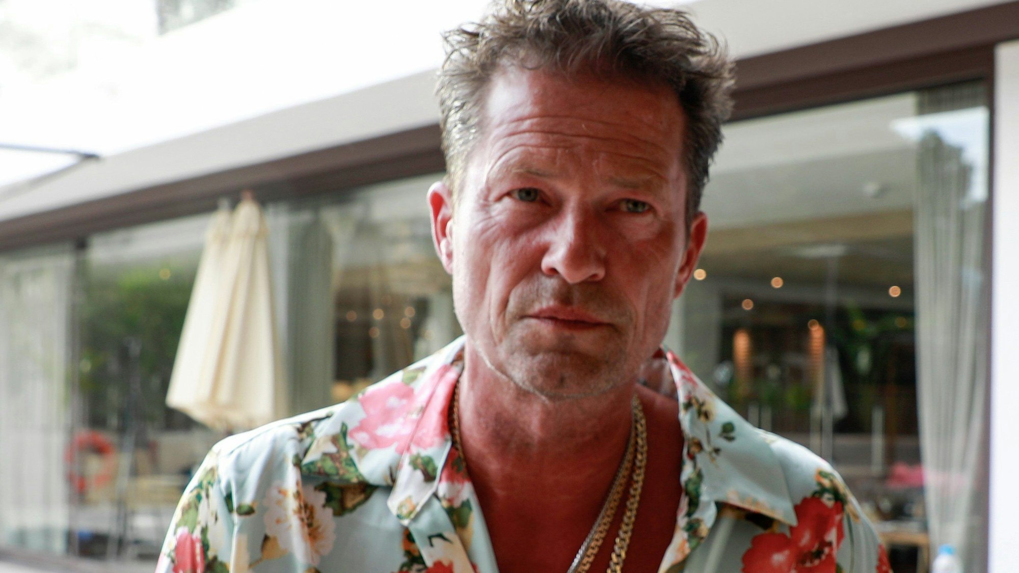 Der Schauspieler Til Schweiger steht am Set des Films „Hollywood and crime“ im Hotel Barefoot auf Mallorca. In einem Interview hat Schweiger nun Jan Böhmermann attackiert. (Archivbild)