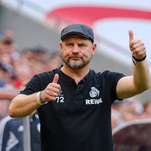 Daumen hoch: Trainer Steffen Baumgart bleibt dem 1. FC Köln mindestens noch bis 2025 erhalten.